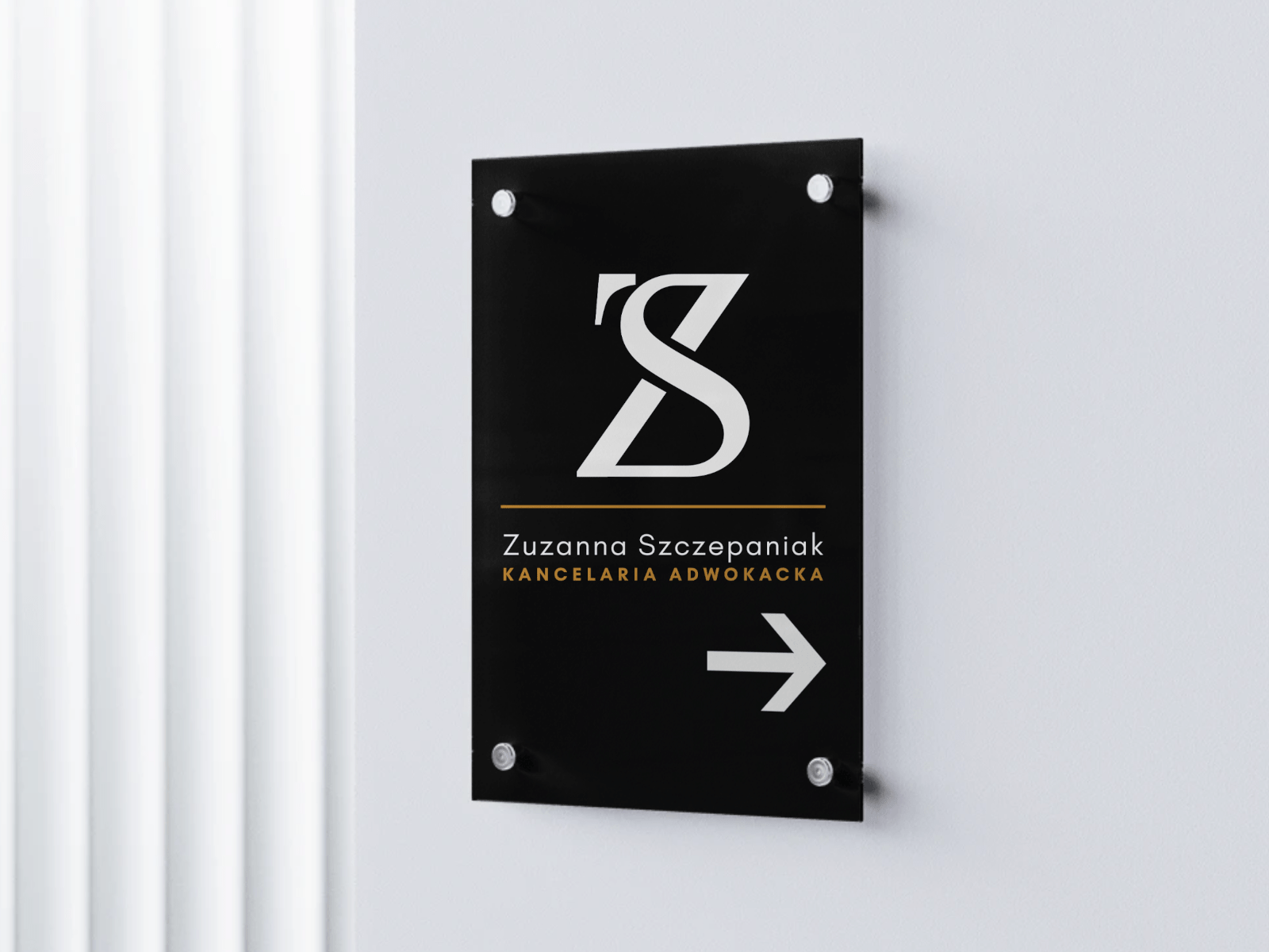 Logo kancelarii adwokackiej na tabliczce
